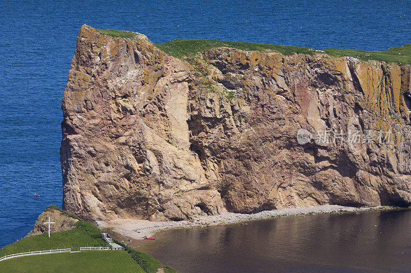 看看Percé小镇和它著名的Rocher Percé (Perce Rock)， Gaspé半岛的一部分，在Québec。